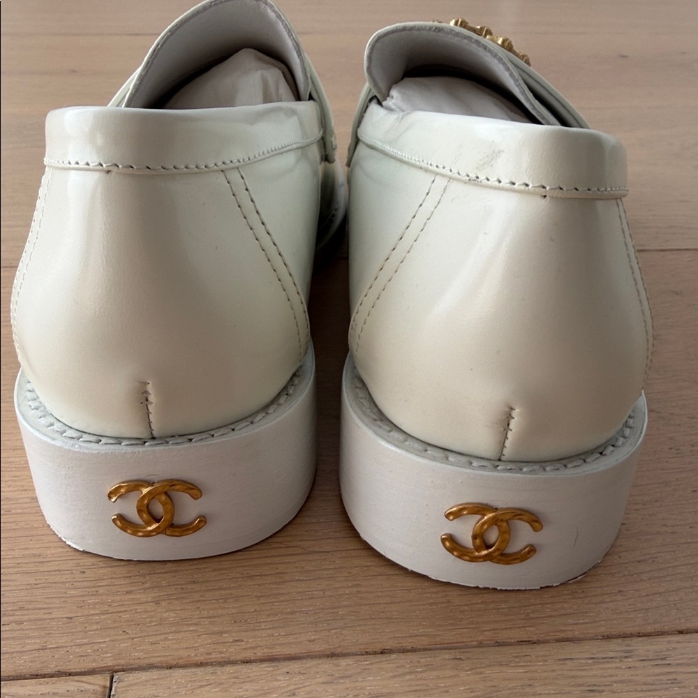 Chanel white Loafers for Women - Picture 4 of 8